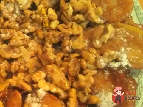 Яблучні часточки в карамелі з горіхами
