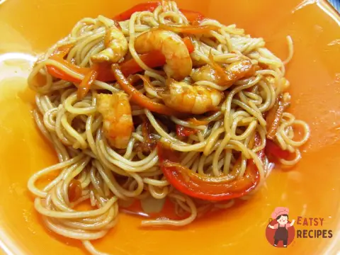 Фунчоза з овочами, креветками та кунжутом