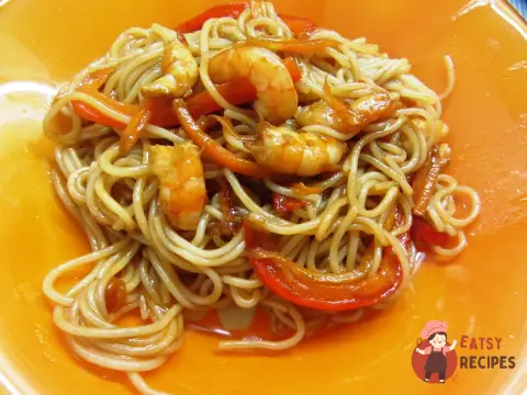 Фунчоза з овочами, креветками та кунжутом