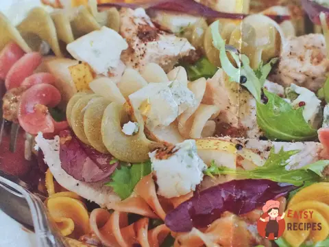 Салат з пасти з куркою, грушами та дорблю