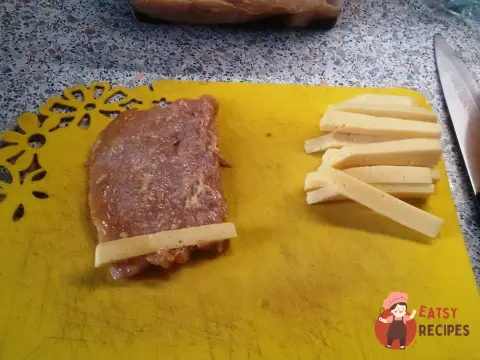 Курячі рулетики з сиром у підливі