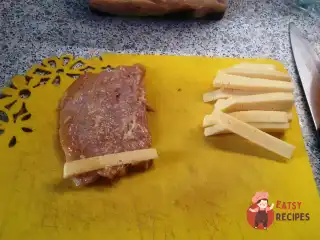 Курячі рулетики з сиром у підливі