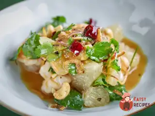 Cалат із помело з горіхами кешью та креветками