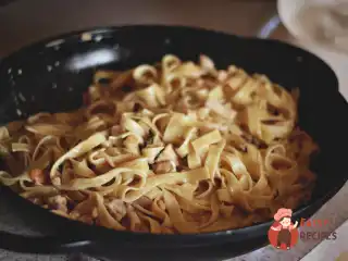 Феттучіні з морепродуктами у вершковому соусі