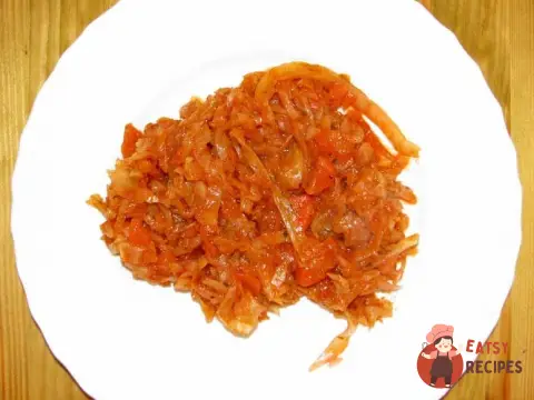 Капуста, тушкована з томатом та грудинкою