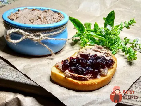 Паштет з коньяком та брусничним соусом