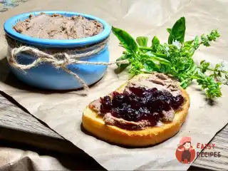 Паштет з коньяком та брусничним соусом