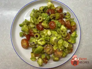 Салат із моцарелою та авокадо