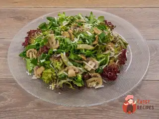 Зелений салат з печерицями