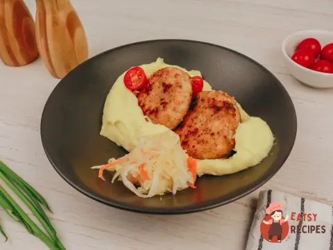 Картопляне пюре з курячими котлетами та квашеною капустою