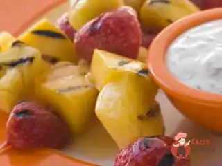 Шашлик із фруктів із лаймовим сиропом