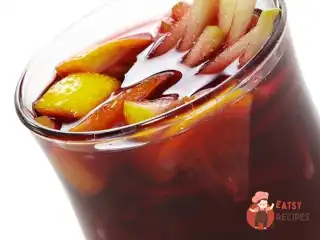 Яблучний глінтвейн з куантро, анісом, журавлиною та корицею