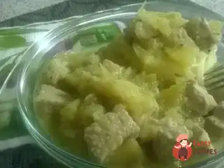 Свинина тушкована з яблуками