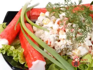 Крабовий салат з кукурудзою та зеленим горошком
