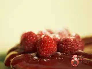 Шоколадний торт з малиною