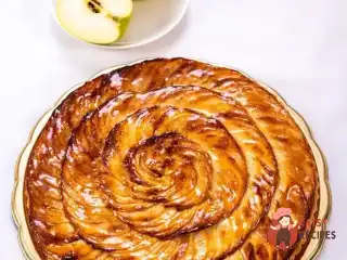 Яблучний тарт із трояндою