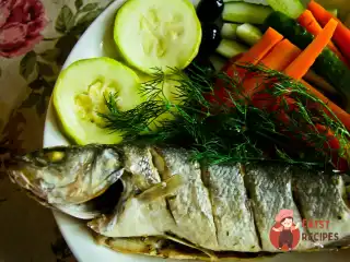 Сибас, запечений з чебрецем і розмарином
