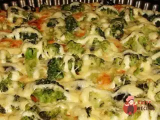 Піца з маслинами, каперсами та броколі