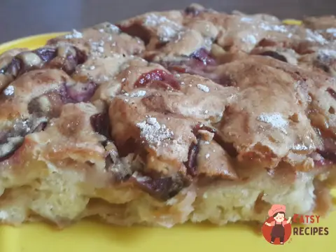 Шарлотка з яблуками та сливою