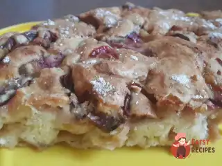 Шарлотка з яблуками та сливою