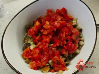 Крок 10: Салат з куркою, печеними баклажанами, перцем та рукколою