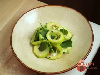 Салат із кабачка з камчатським крабом та трюфельним айолі.