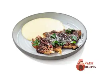 Стейк стриплойн із сирним пюре та соусом порто