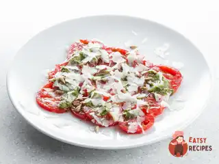 Стиглі томати з овечим сиром і щавлевим песто