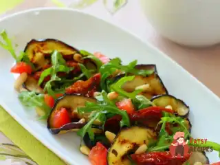 Теплий салат з баклажанів на грилі з чері та зеленню