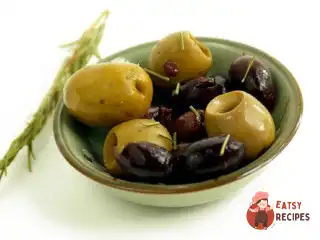Тепла закуска з маслин та оливок з фенхелем, часником та цедрою апельсину
