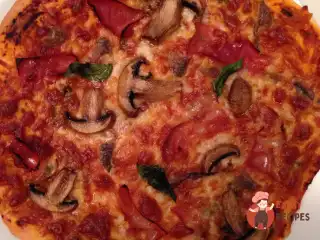 Піца з шинкою, молюсками та анчоусами