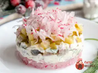 Салат з оселедцем, яблуком та редисом