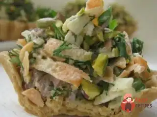 Кошички з м'ясним салатом