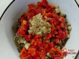Крок 15: Салат з куркою, печеними баклажанами, перцем та рукколою