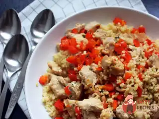 Салат з курки з кускусом та овочами.