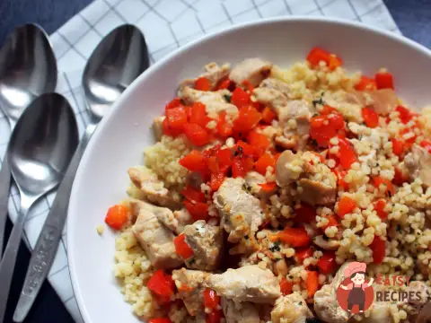 Салат з курки з кускусом та овочами.