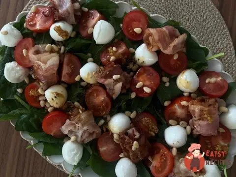 Салат із беконом і коктейльними томатами