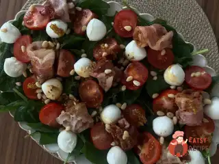 Салат із беконом і коктейльними томатами