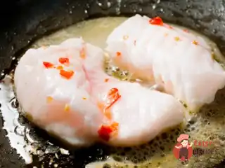 Морський чорт по-американськи з помідорами, коньяком та білим вином