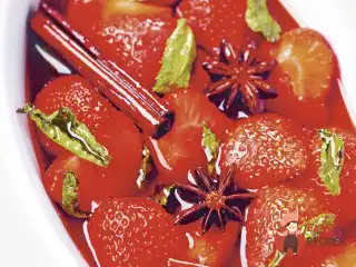 Полуниця у винному сиропі з м'ятою