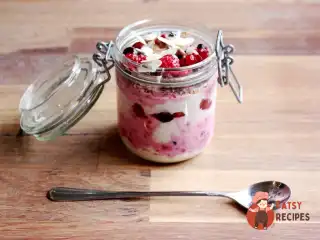 Вівсянка в банку з висівками та фруктами