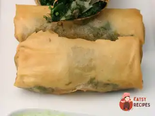 Спрінг-рол з пряними травами та йогуртовим соусом