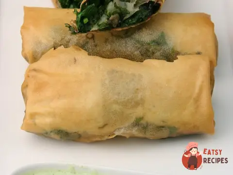 Спрінг-рол з пряними травами та йогуртовим соусом