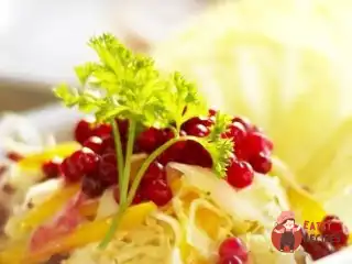 Салат з капусти з горіхами, журавлиною та аґрусом та кмином