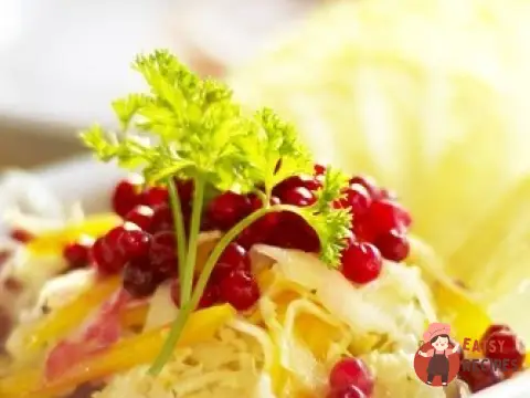 Салат з капусти з горіхами, журавлиною та аґрусом та кмином