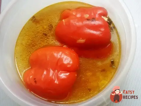 Маленькі перчики, фаршировані індичкою та рисом