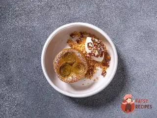 Яблучний пиріг з карамельним пеканом