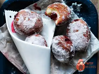 Пончики з малиновою начинкою