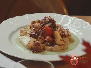 Стейк із цвітної капусти з кіноа та зеленим соусом