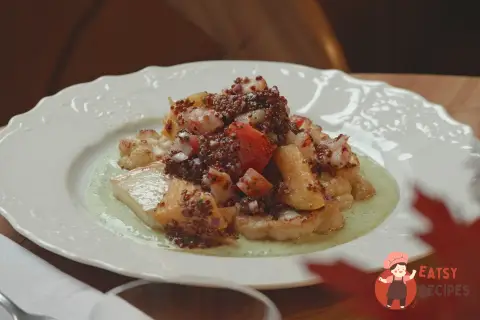Стейк із цвітної капусти з кіноа та зеленим соусом